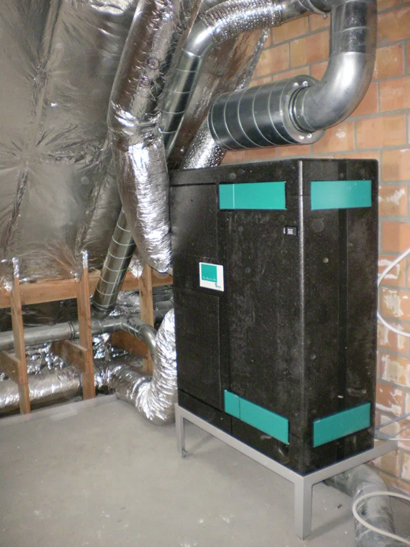 Ventilatieunit op sokkel op zolder