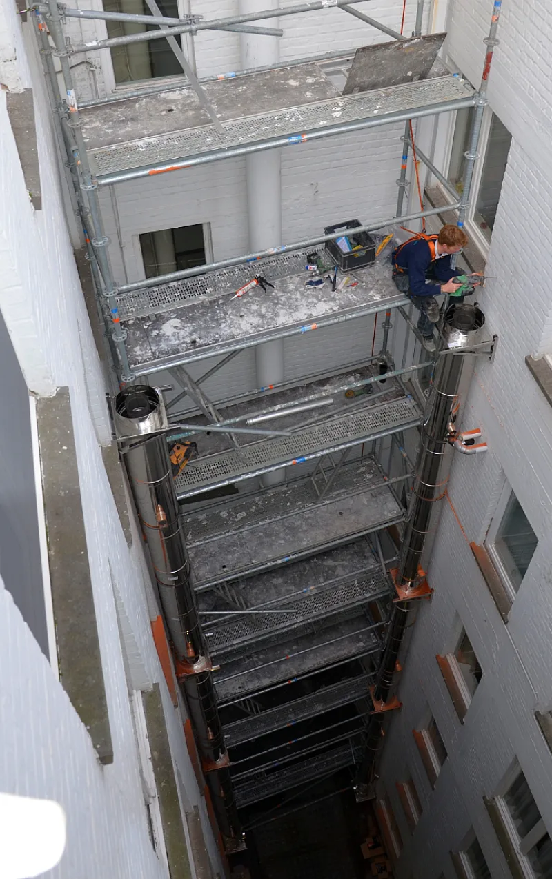 Oplossing voor een nieuw rookgaskanaal in een bestaand appartementsgebouw